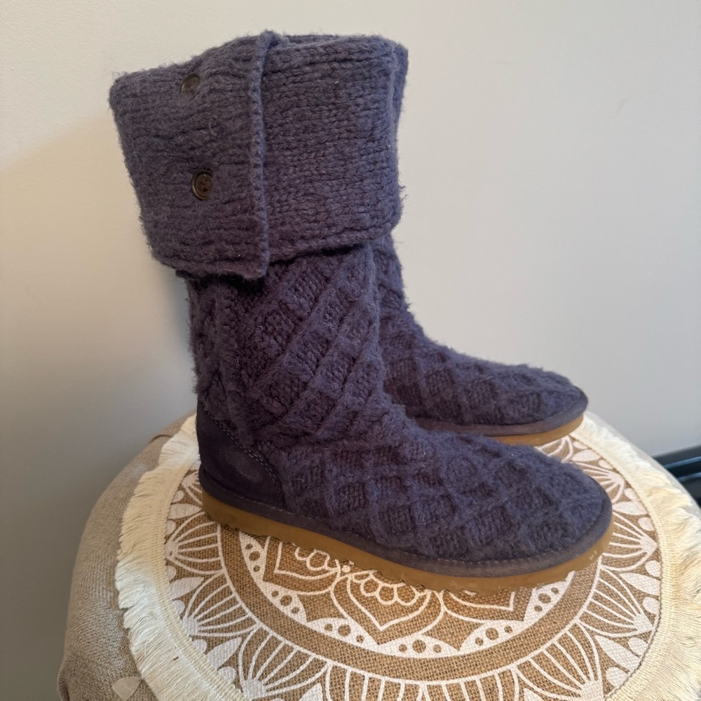 UGG Women's Knit Boots BLUE Sheepskin Lining SIZE 6